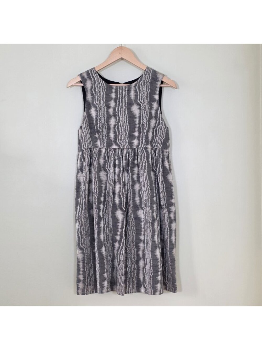 Jenni Kayne Silk Lined Ikat Dress US 6 Grey Tan Sleeveless Babydoll Pleated Midi